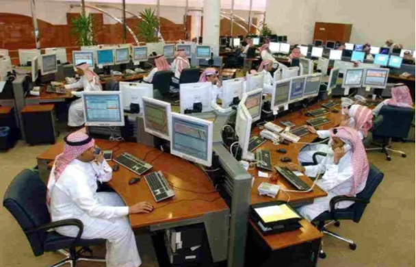 عدد ساعات عمل الدوام للقطاعات الخاصة والحكومية في المملكة العربية السعودية 1443هـ