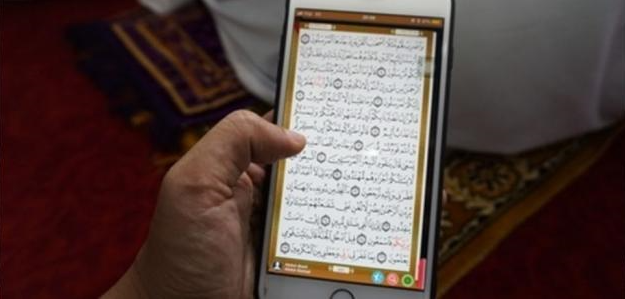 هل يجوز قراءة القرآن من الجوال وما الأفضل القراءة في المصحف أم الهاتف
